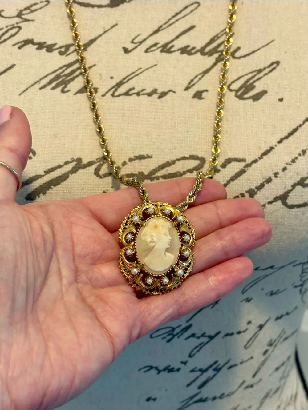 Vintage Florenza Cameo Pendant Brooch Necklace Gold Tone Faux Pearl 30”